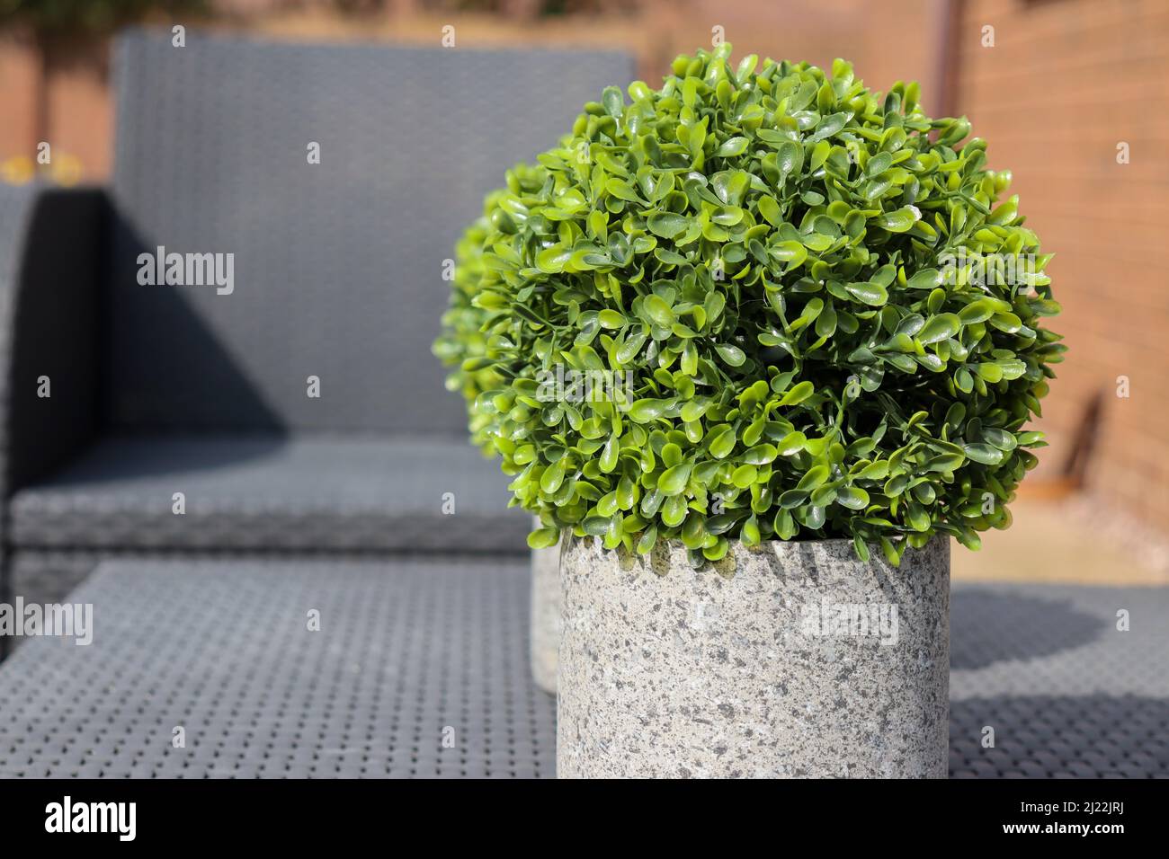 Gartenmöbel, schöne Sitzgelegenheiten im Garten, Rattanmöbel Stockfoto