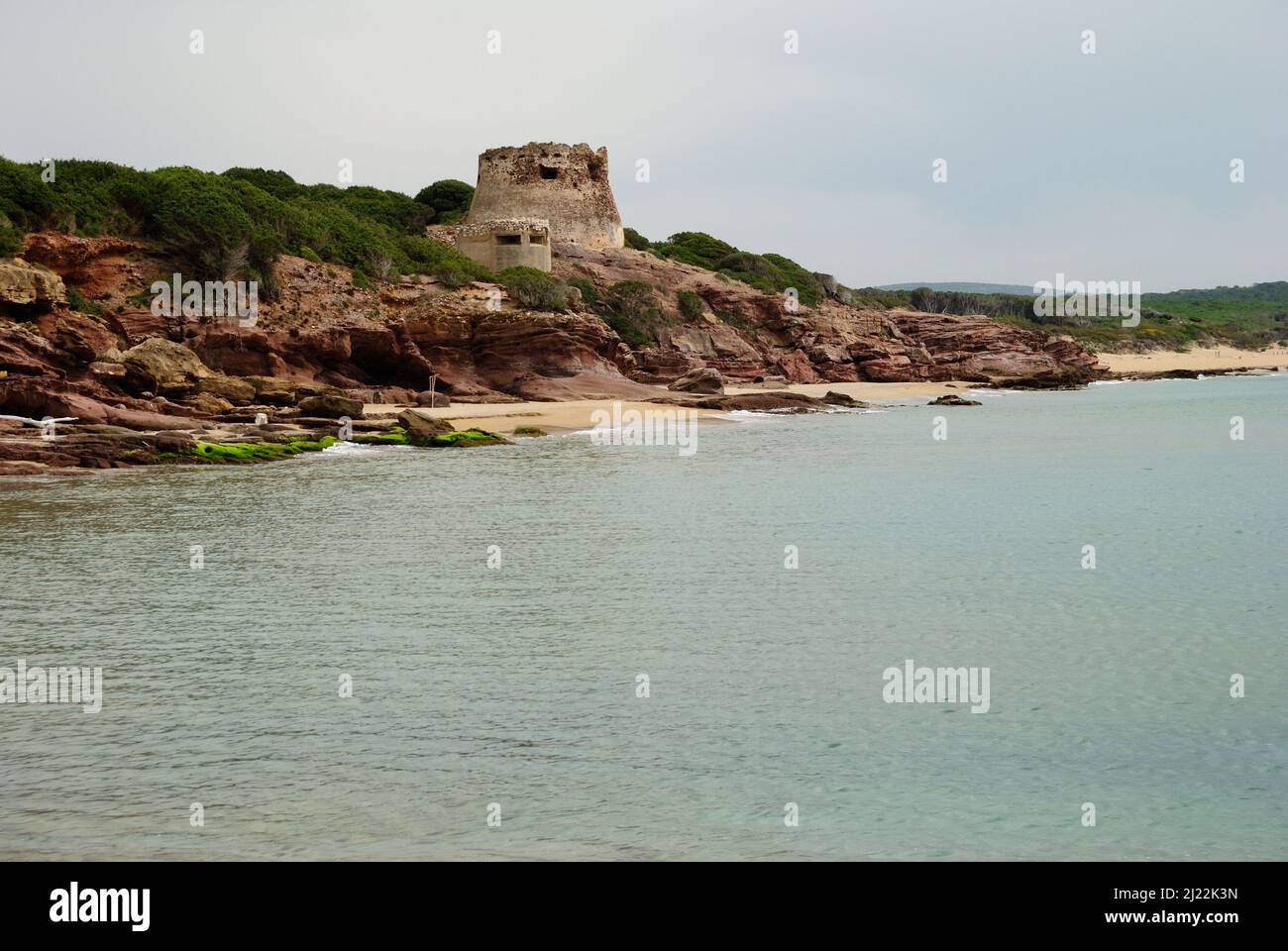 Blick auf Torre Bianca am Strand von Porto Ferro Stockfoto