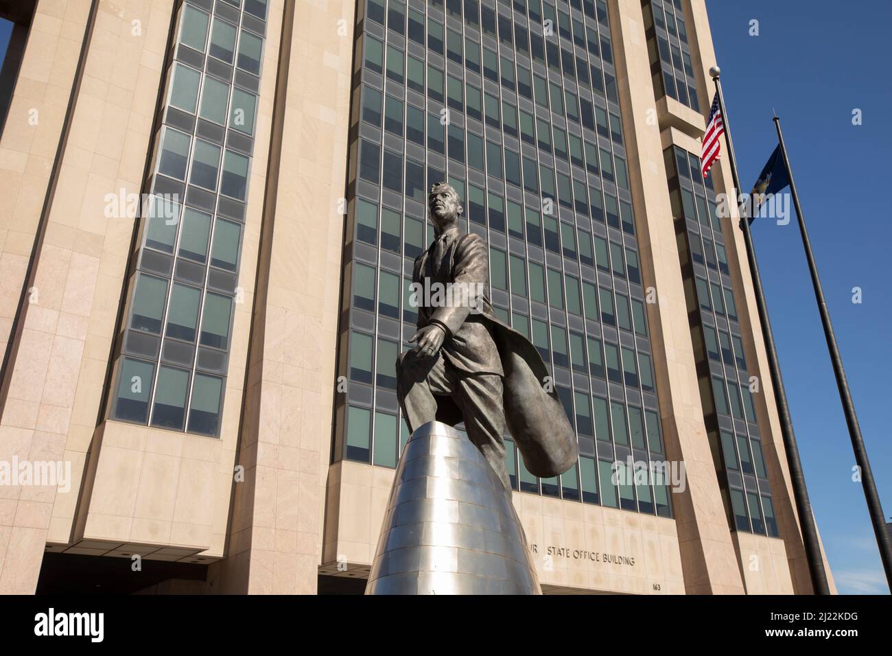 New York City, Harlem: Statue von Adam Clayton Powell, Jr. vor dem Adam Clayton Powell, Jr. State Office Building Stockfoto