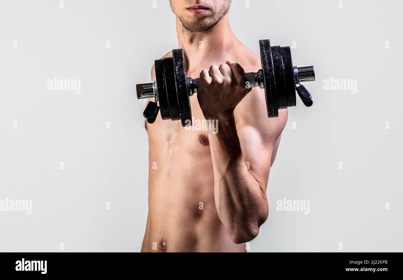Schwache Mann heben Gewicht, Hanteln, Bizeps, Muskeln, Fitness. Nerd maleraising eine Hantel. Mann mit Hantel in der Hand. Skinny Kerl halten Hanteln nach oben in Stockfoto