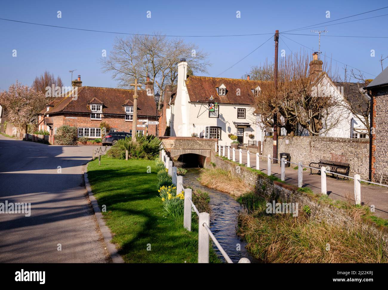 Ye Olde George Inn und das Zentrum des Dorfes East Meon, Hampshire, Großbritannien Stockfoto