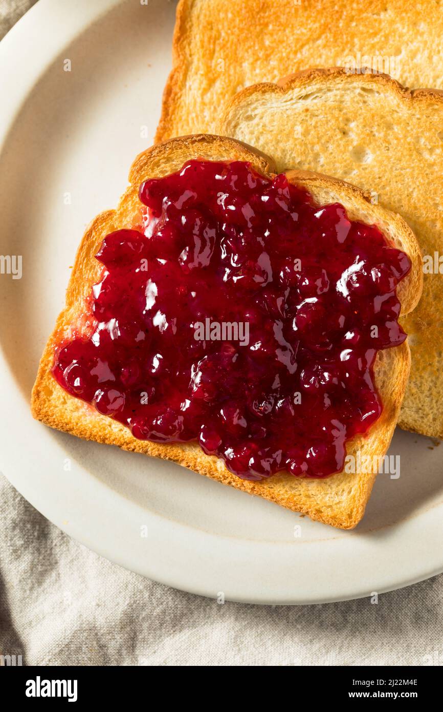 Hausgemachte Beerenmarmelade auf Toast zum Frühstück Stockfoto