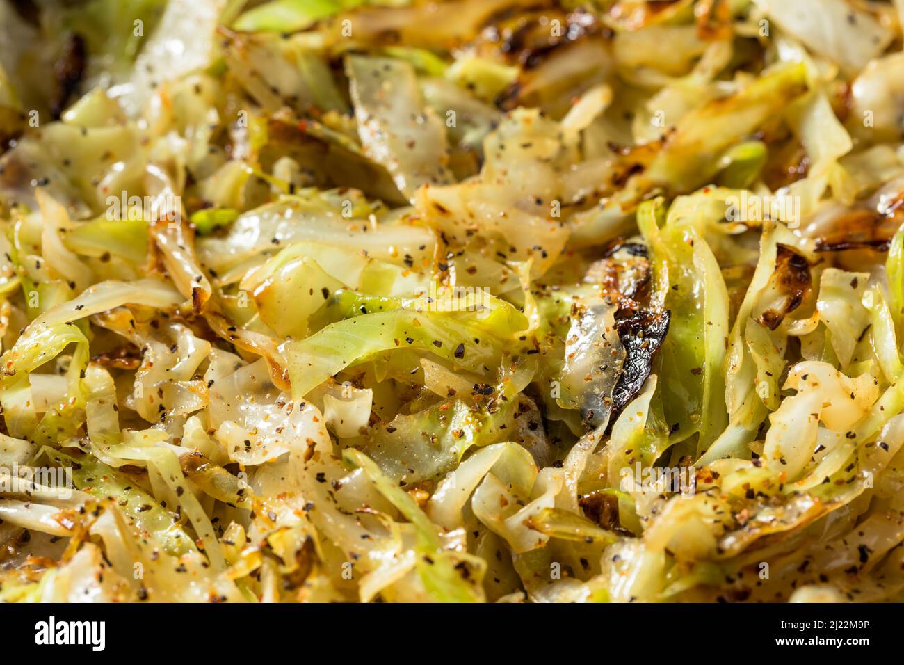 Hausgemachter irischer Sauter Kohl mit Salz und Pfeffer Stockfoto