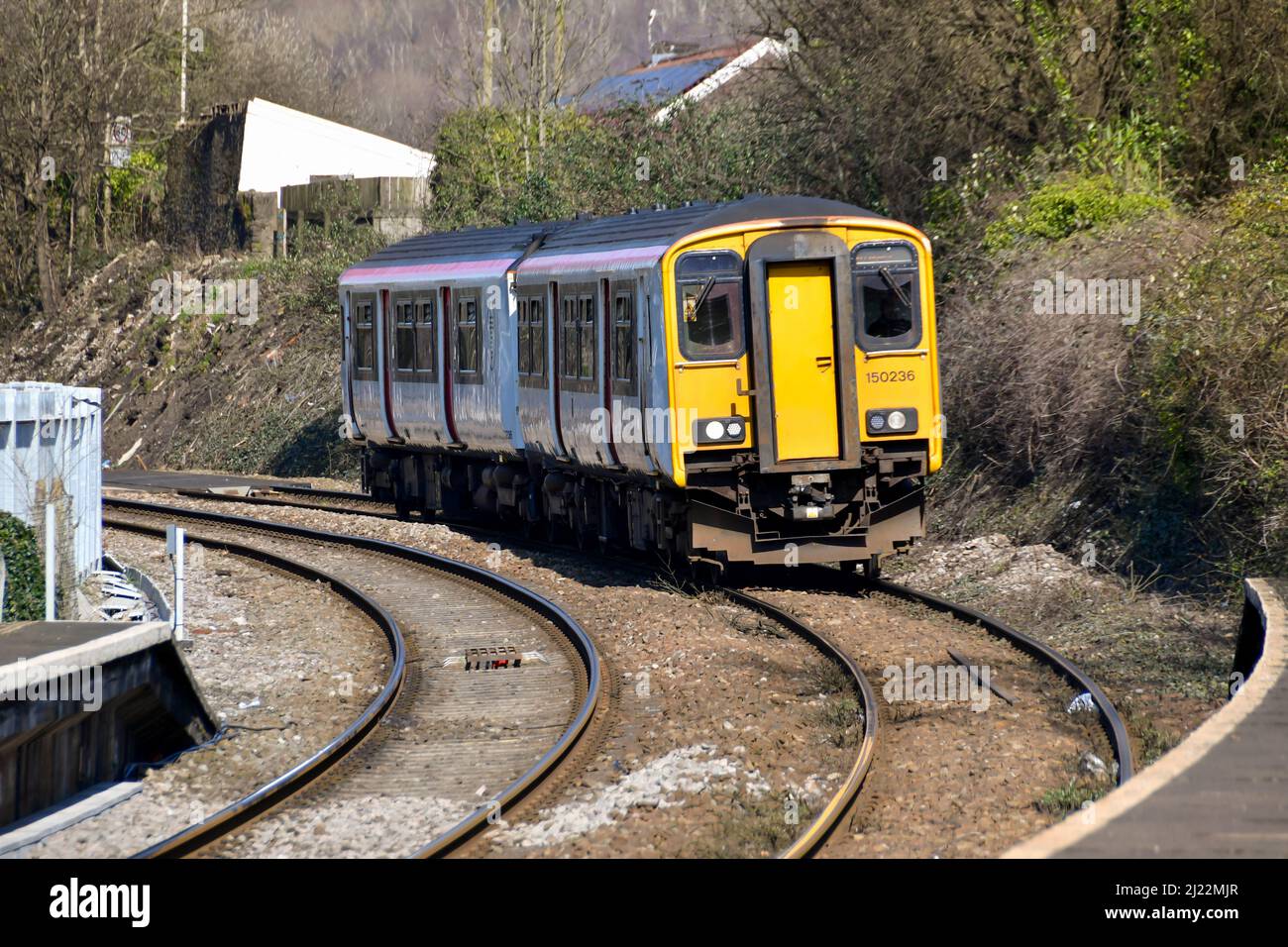 Treforest, Wales - März 2022: Der von Transport for Wales betriebene Pendlerzug nähert sich dem Bahnhof in Treforest auf dem Weg nach Cardiff. Stockfoto