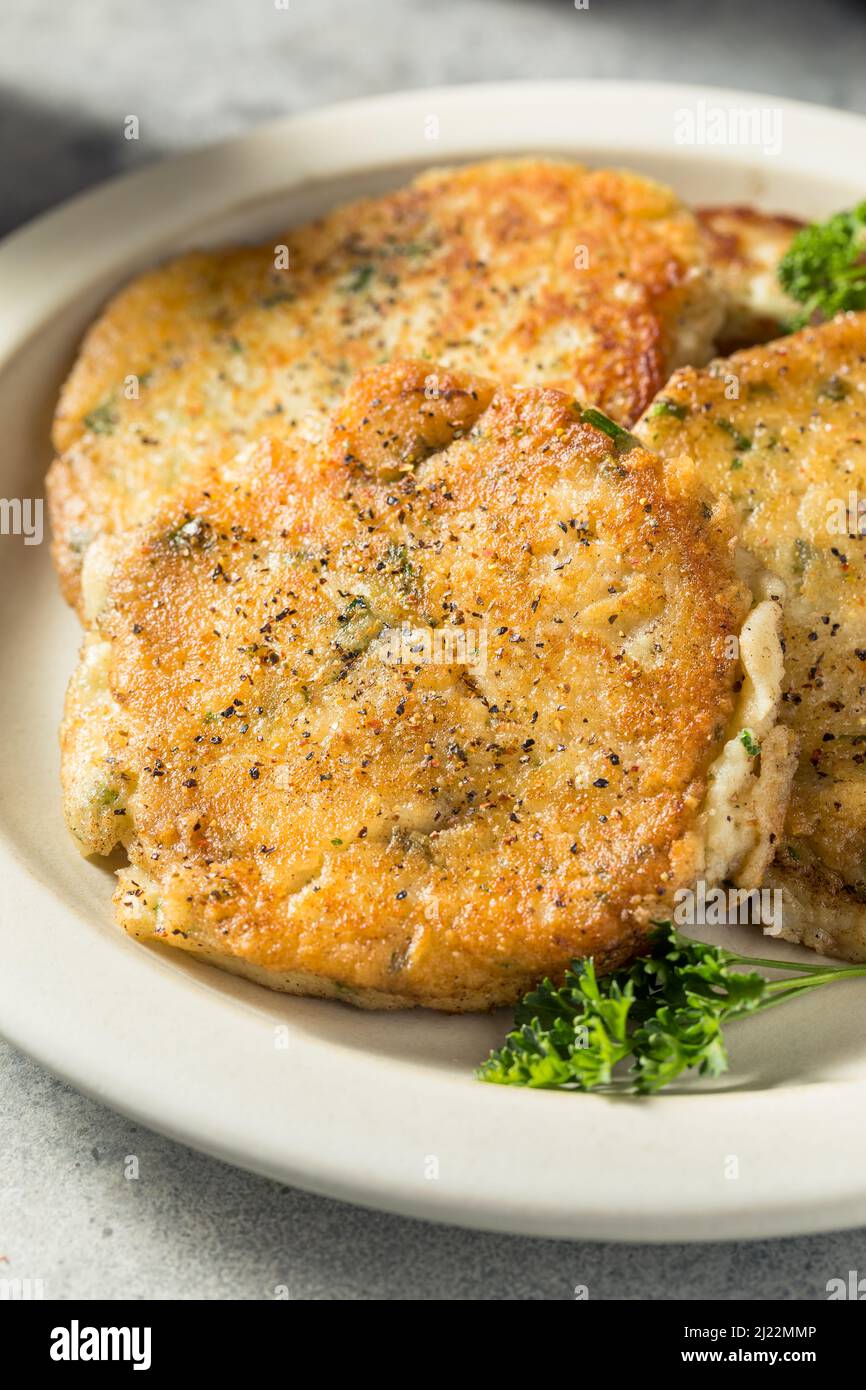 Hausgemachter irischer Kartoffelkuchen mit Salz und Butter Stockfoto