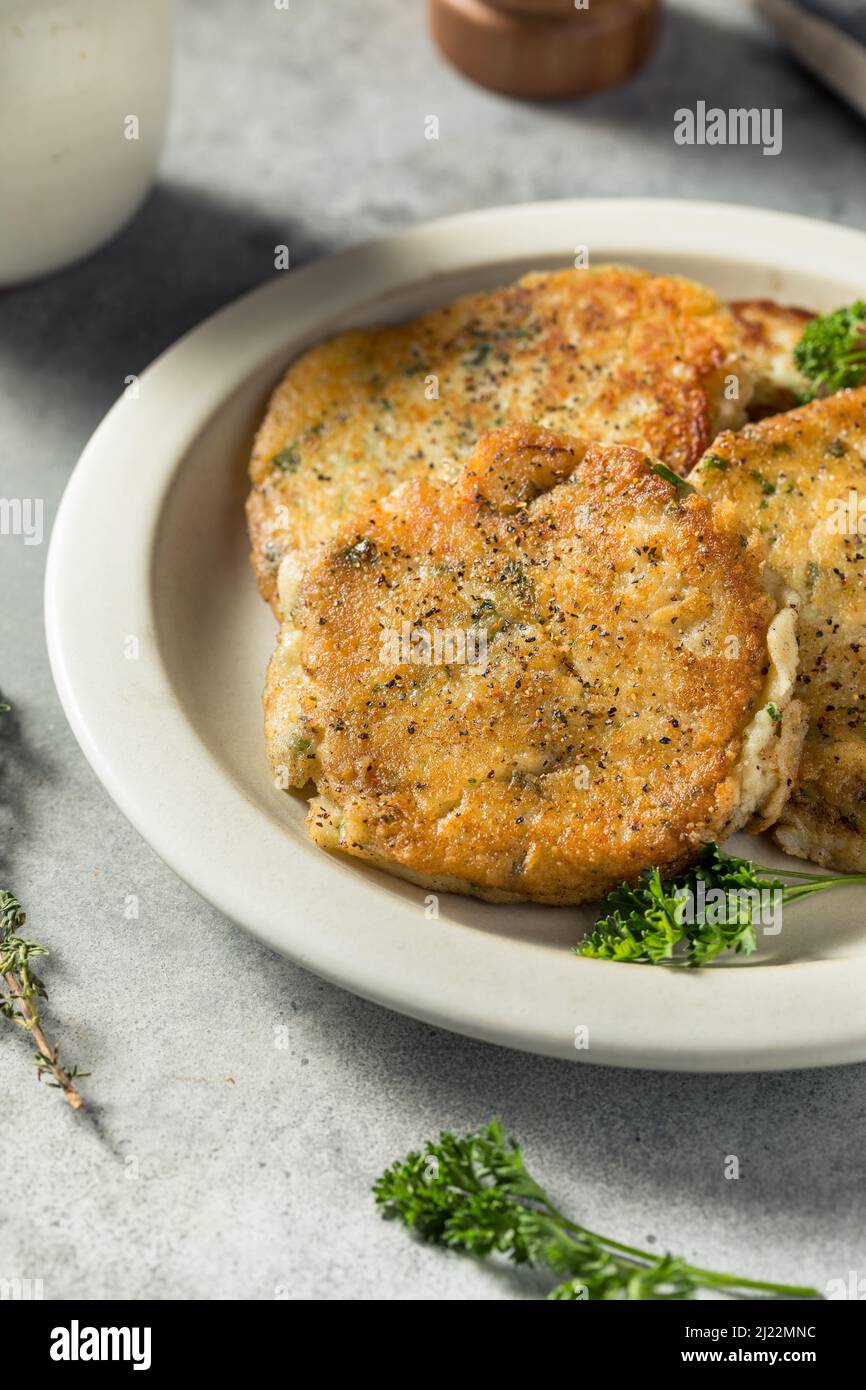 Hausgemachter irischer Kartoffelkuchen mit Salz und Butter Stockfoto