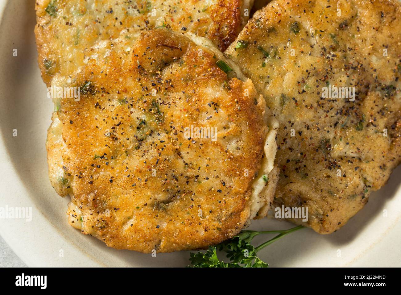 Hausgemachter irischer Kartoffelkuchen mit Salz und Butter Stockfoto