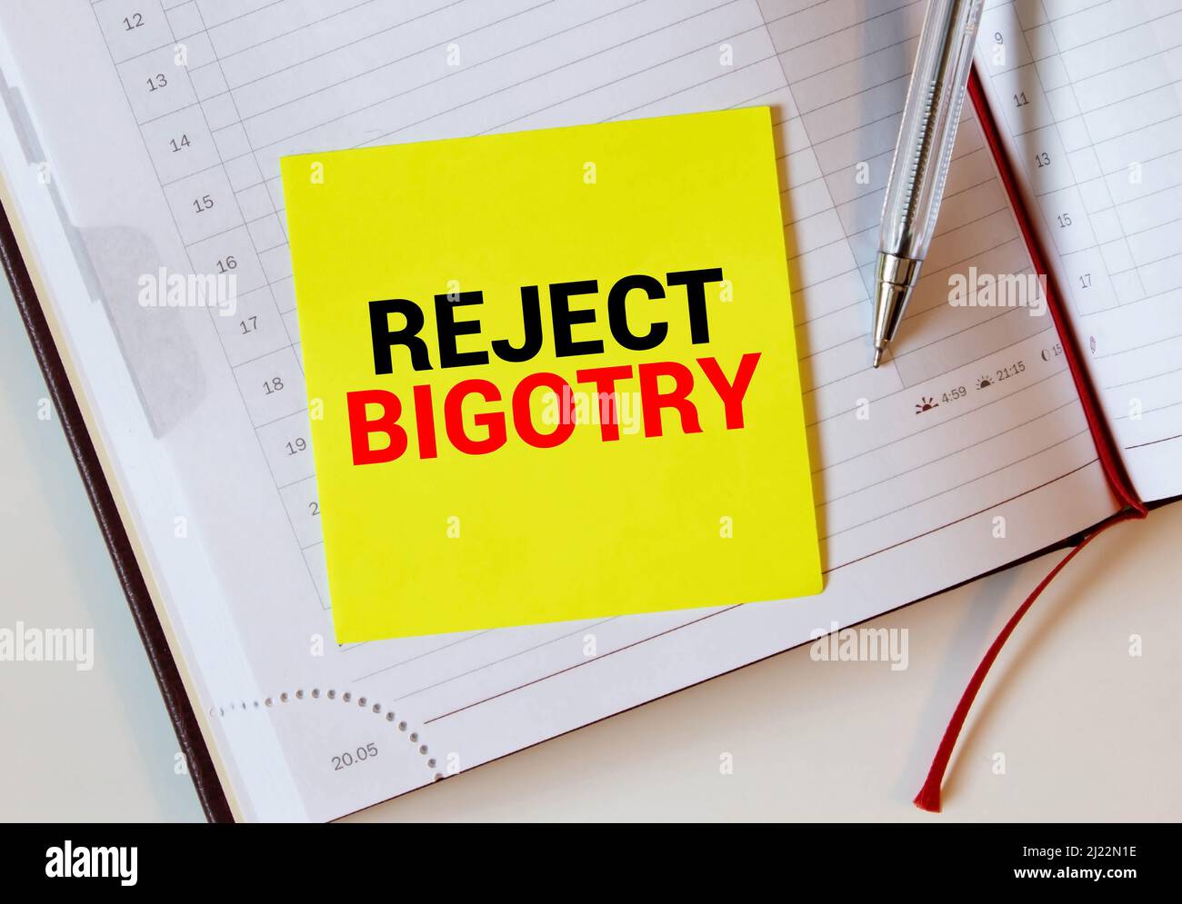 Text verhindern Bigotry in Blau unter einem Drahtgeflecht geschrieben Stockfoto
