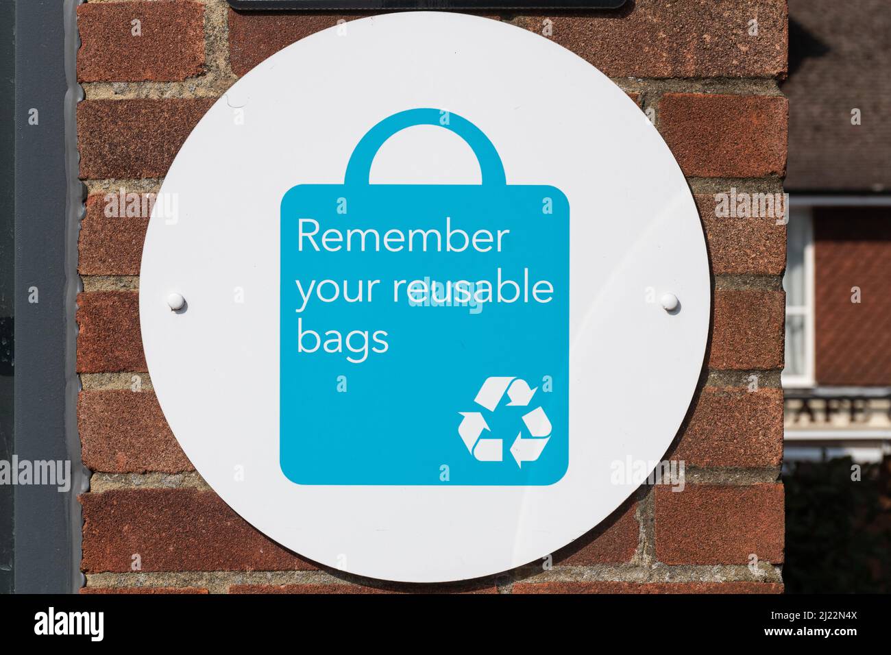 Denken Sie daran, dass Ihre wiederverwendbaren Beutel vor einem Supermarkt in Großbritannien mit Recycling-Symbol gekennzeichnet sind Stockfoto
