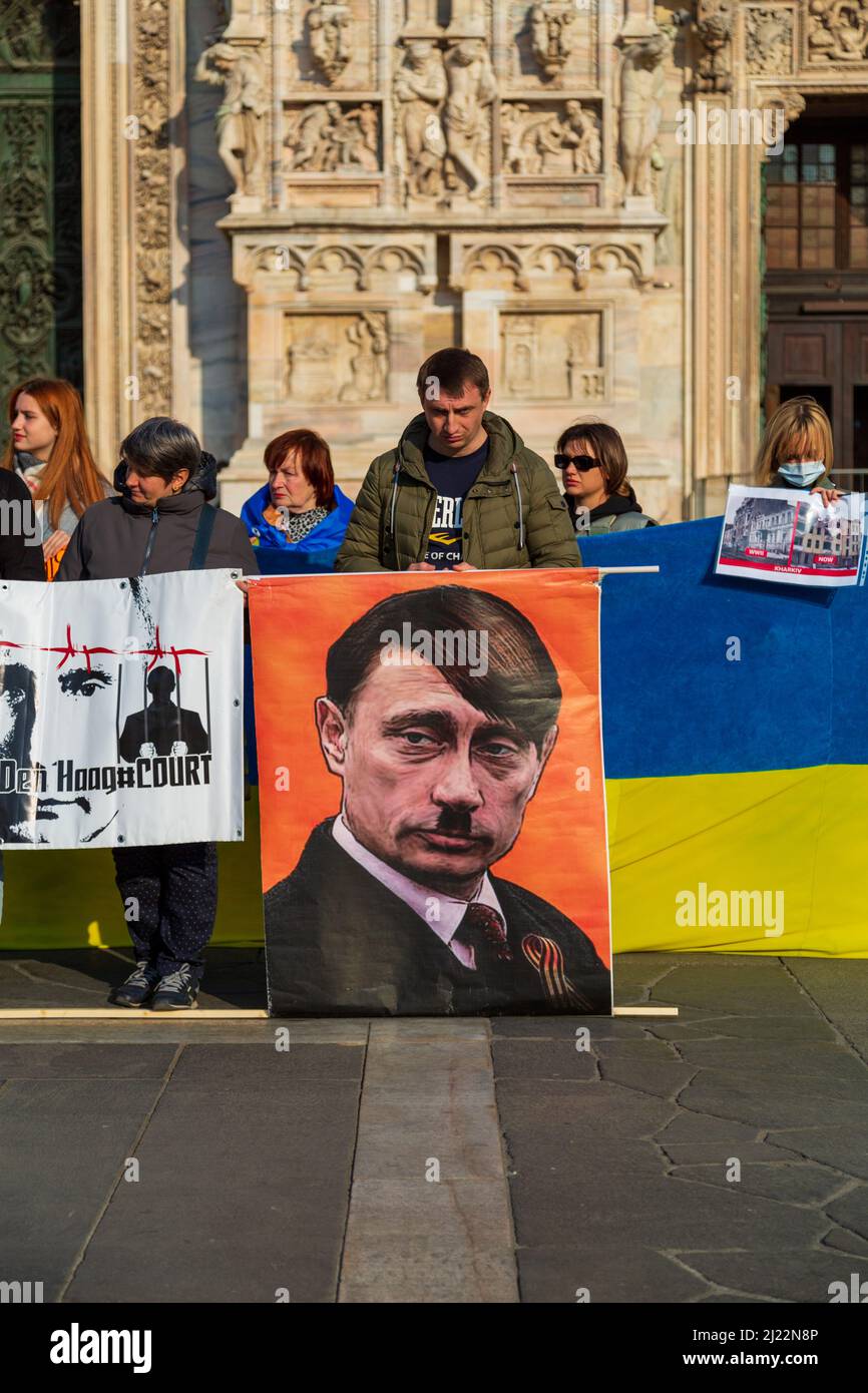 Ein Protest gegen den Krieg in der Ukraine, mit einer Illustration, die Putin mit Hitler, Mailand, Italien vergleicht Stockfoto