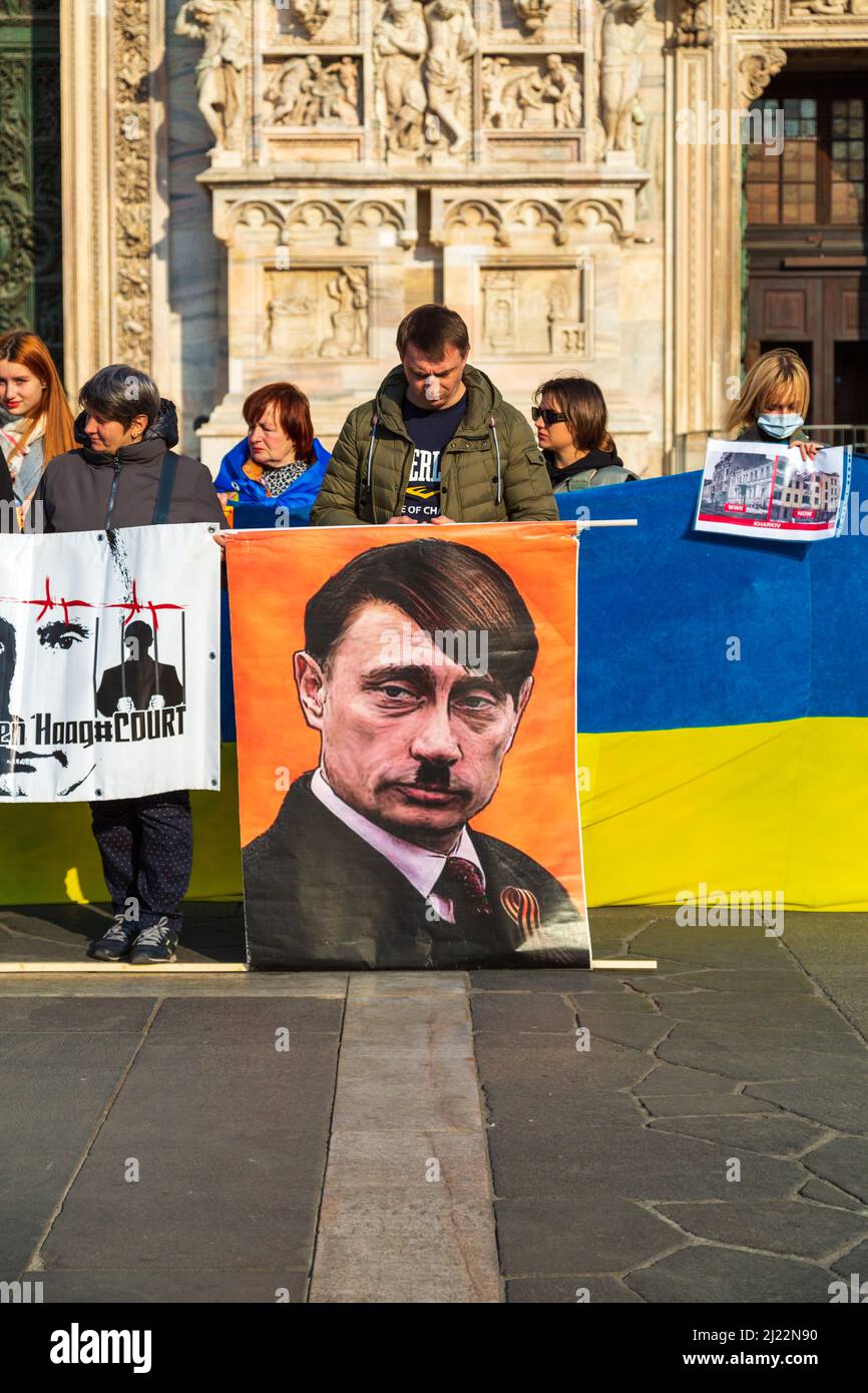 Ein Protest gegen den Krieg in der Ukraine, mit einer Illustration, die Putin mit Hitler, Mailand, Italien vergleicht Stockfoto
