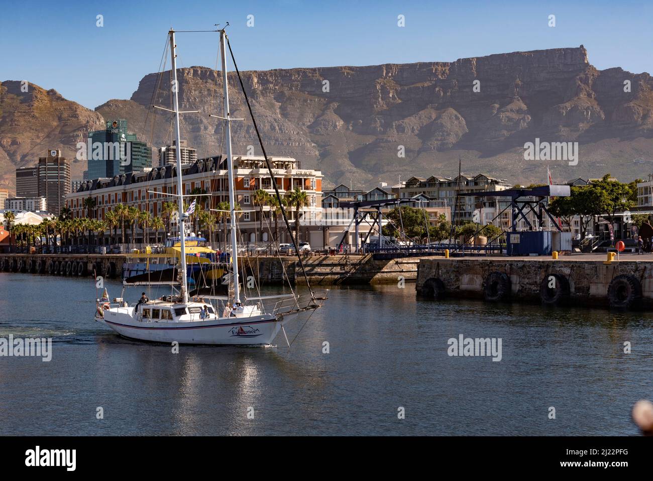 Kapstadt, Südafrika. 2022. Touristenfahrt Yacht durch den Hafen von Kapstadt mit Kulisse des Tafelbergs. Stockfoto