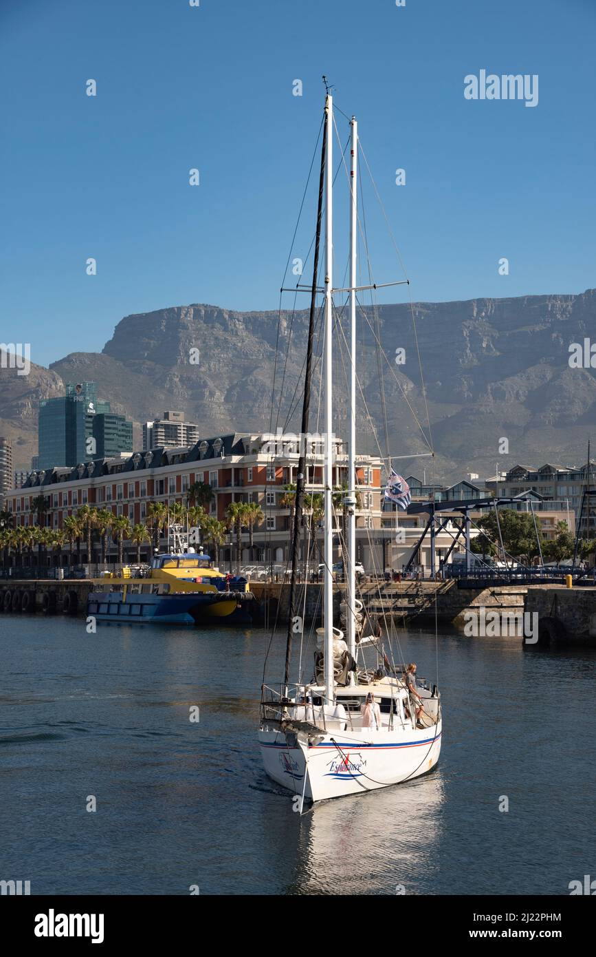 Kapstadt, Südafrika. 2022. Touristenfahrt Yacht durch den Hafen von Kapstadt mit Kulisse des Tafelbergs. Stockfoto