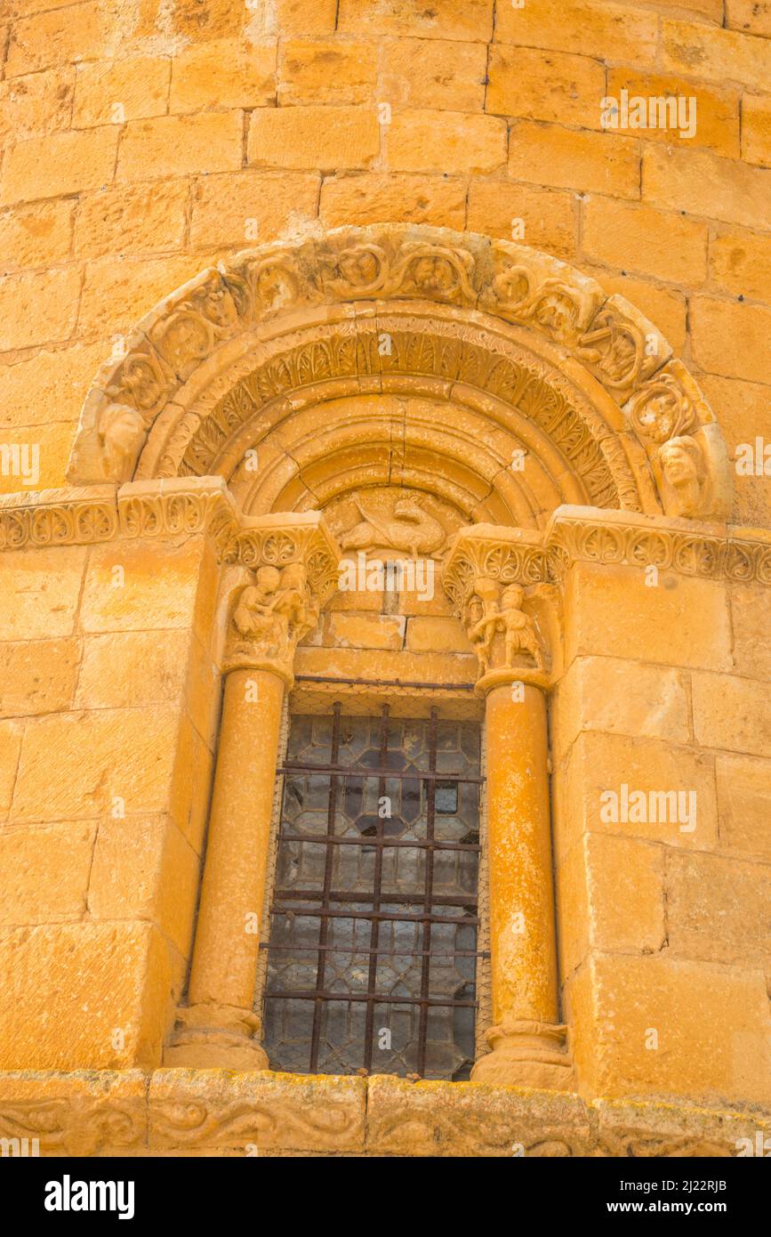 Fenster der Apsis. Kirche von Asuncion, Sequera de Fresno, Provinz Segovia, castilla Leon, Spanien. Stockfoto