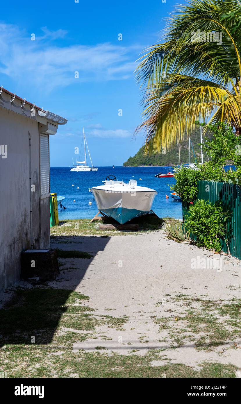 Blick von der Straße auf die Bucht, Le Bourg, Terre-de-Haut, Iles des Saintes, Les Saintes, Guadeloupe, Kleine Antillen, Karibik. Stockfoto