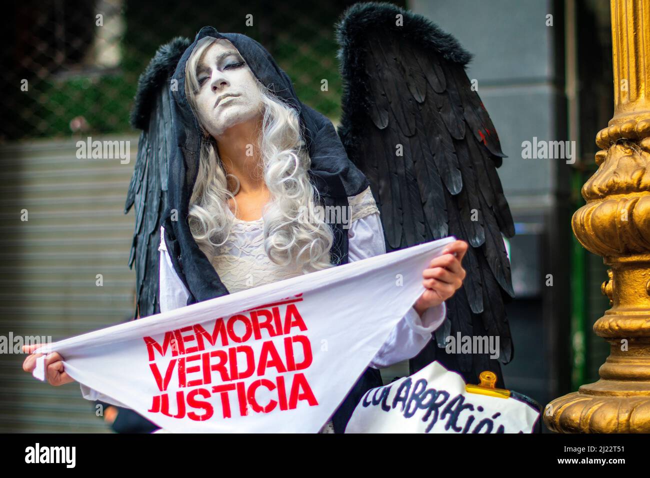 Junge Frau mit gemaltem Gesicht. März zum Memorial Day. 46 Jahre nach dem Putsch der zivil-militärischen Diktatur in Argentinien. Stockfoto
