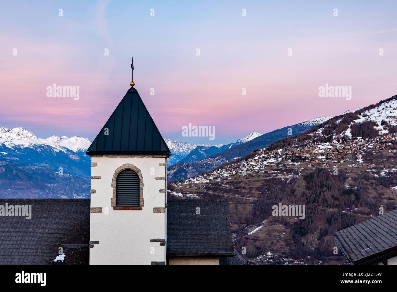 Schöne historische Kirche in einem kleinen Dorf an den Schweizer alpen bei Sonnenuntergang, Nendaz Schweiz Stockfoto