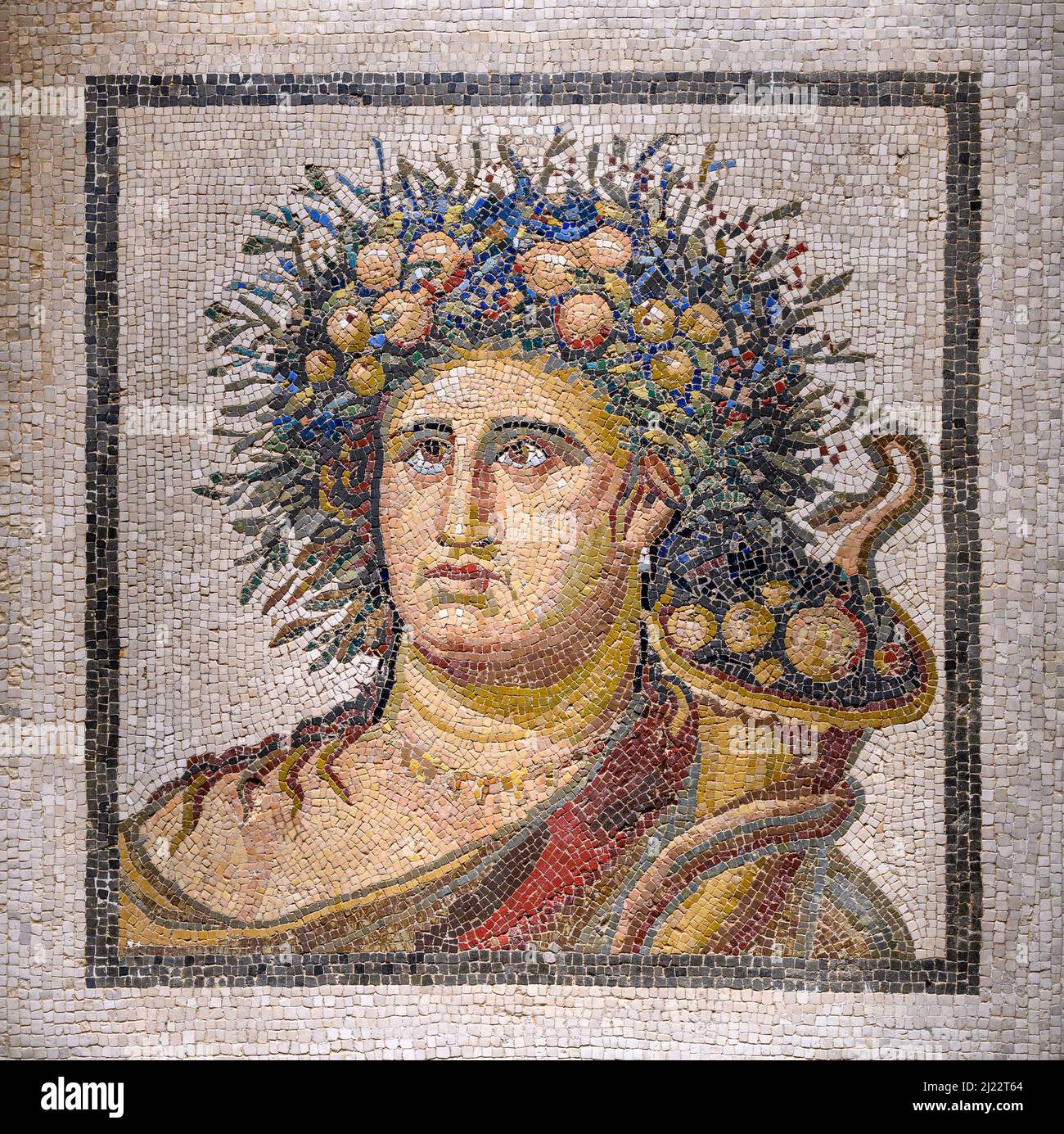 Ein Kalkstein und Marmor, römisches Mosaik, das das Genie des Jahres darstellt. In der römischen Religion und Mythologie war der Genius ein Schutzgeist, ähnlich einem g Stockfoto