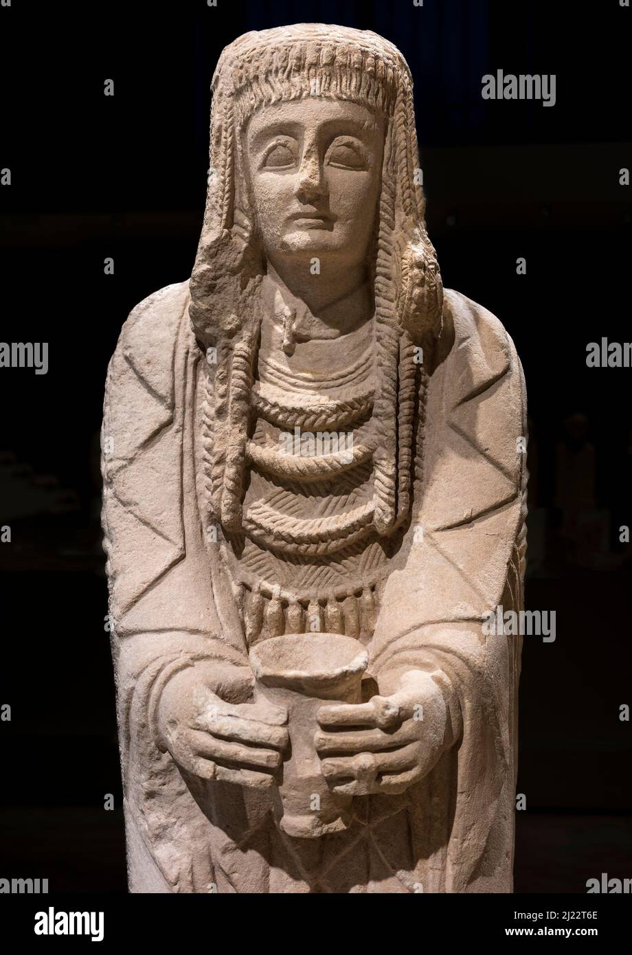 The Great Lady Offerant, eine Kalksteinstatue einer jungen Frau, die einer Gottheit als Teil eines Übergangs von der Kindheit zur Frauenschaft präsentiert wird, 3 Stockfoto