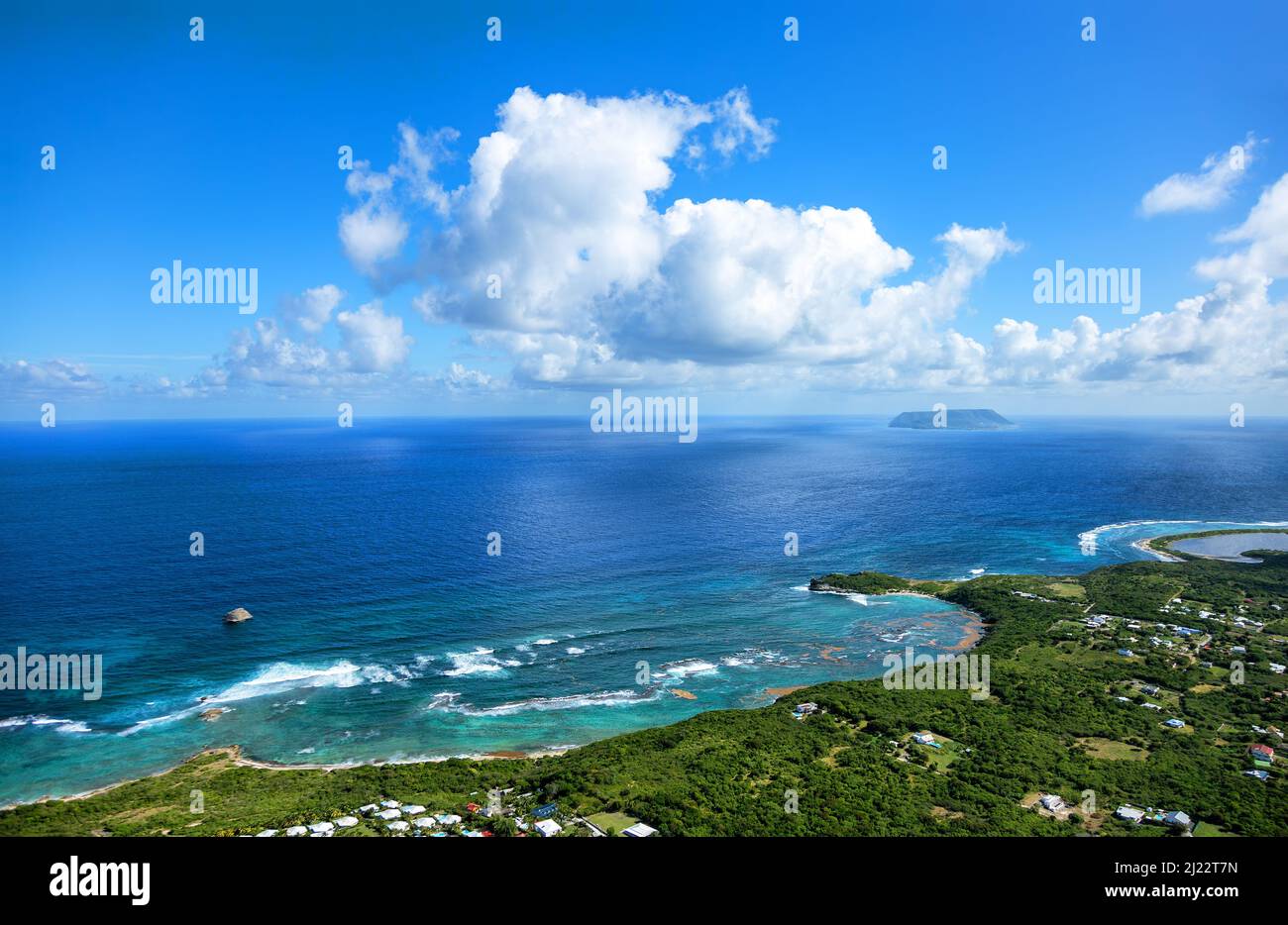 Luftaufnahme der Südküste, Grande-Terre, Guadeloupe, Kleinen Antillen, Karibik. Insel La Desirade im Hintergrund. Stockfoto