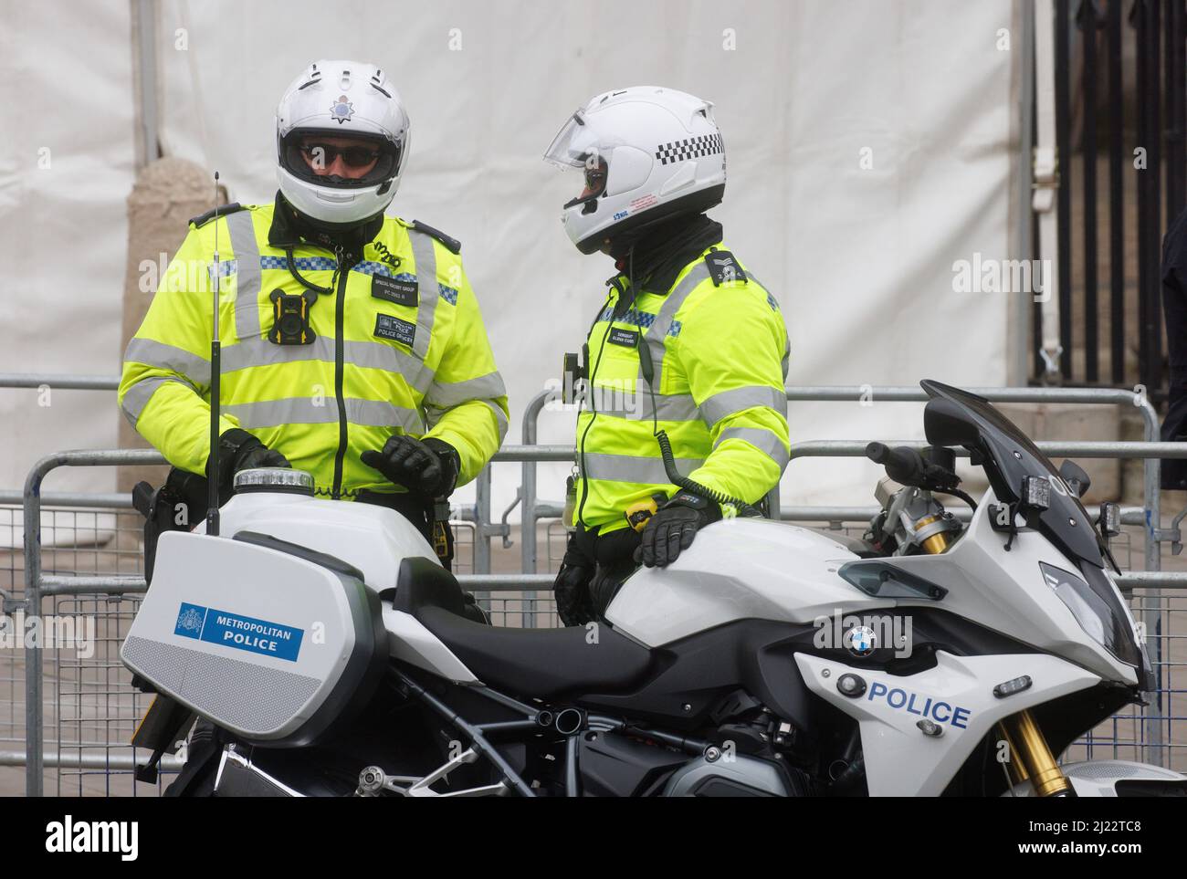 Die Polizei auf Motorrädern patrouilliert vor der Westminster Abbey während eines Gedenkgottesdienstes für seine Königliche Hoheit, den Herzog von Edinburgh. Stockfoto