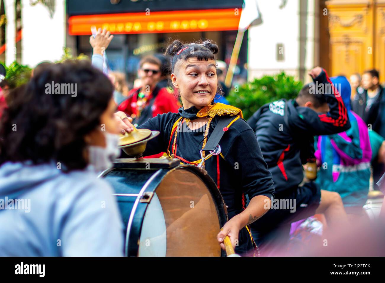 Junge Frau, die mit einer murga die Bassdrum spielt. März zum Memorial Day. 46 Jahre nach dem Putsch der zivil-militärischen Diktatur in Argentinien. Stockfoto