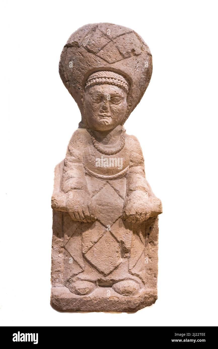 Geschnitzter Kalkstein, sitzende weibliche Figur aus dem 2., 3., Jahrhundert v. Chr., iberische Kultur. Vom Heiligtum des Cerro do los Santos in Monteallegre del Cast Stockfoto