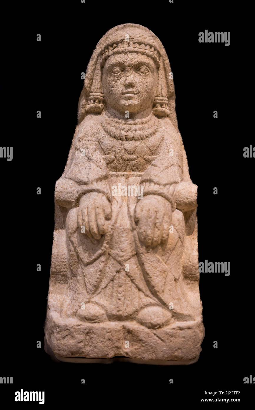Geschnitzter Kalkstein, sitzende weibliche Figur aus dem 2., 3., Jahrhundert v. Chr., iberische Kultur. Vom Heiligtum des Cerro do los Santos in Monteallegre del Cast Stockfoto