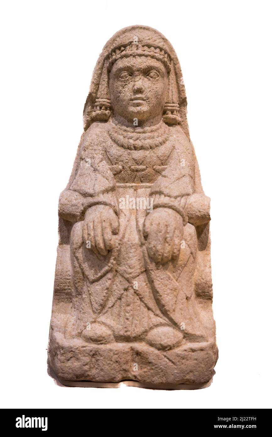 Geschnitzter Kalkstein, sitzende weibliche Figur aus dem 2., 3., Jahrhundert v. Chr., iberische Kultur. Vom Heiligtum des Cerro do los Santos in Monteallegre del Cast Stockfoto
