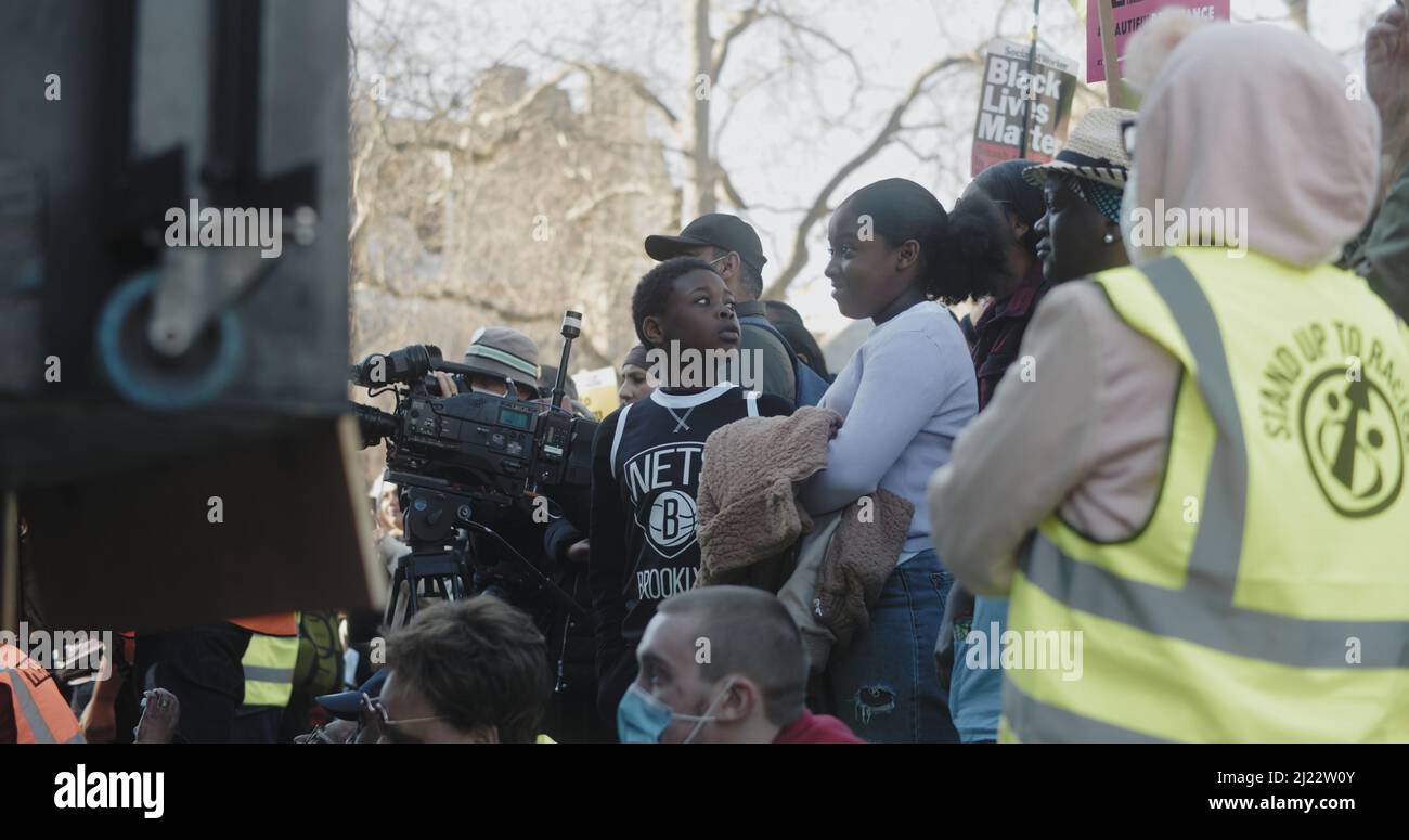 London, Großbritannien - 03 19 2022: Zwei schwarze Kinder bei einem Protest auf dem Parliament Square, zur Unterstützung von ‘Child Q’, für den jährlichen ‘Marsch gegen Rassismus’. Stockfoto