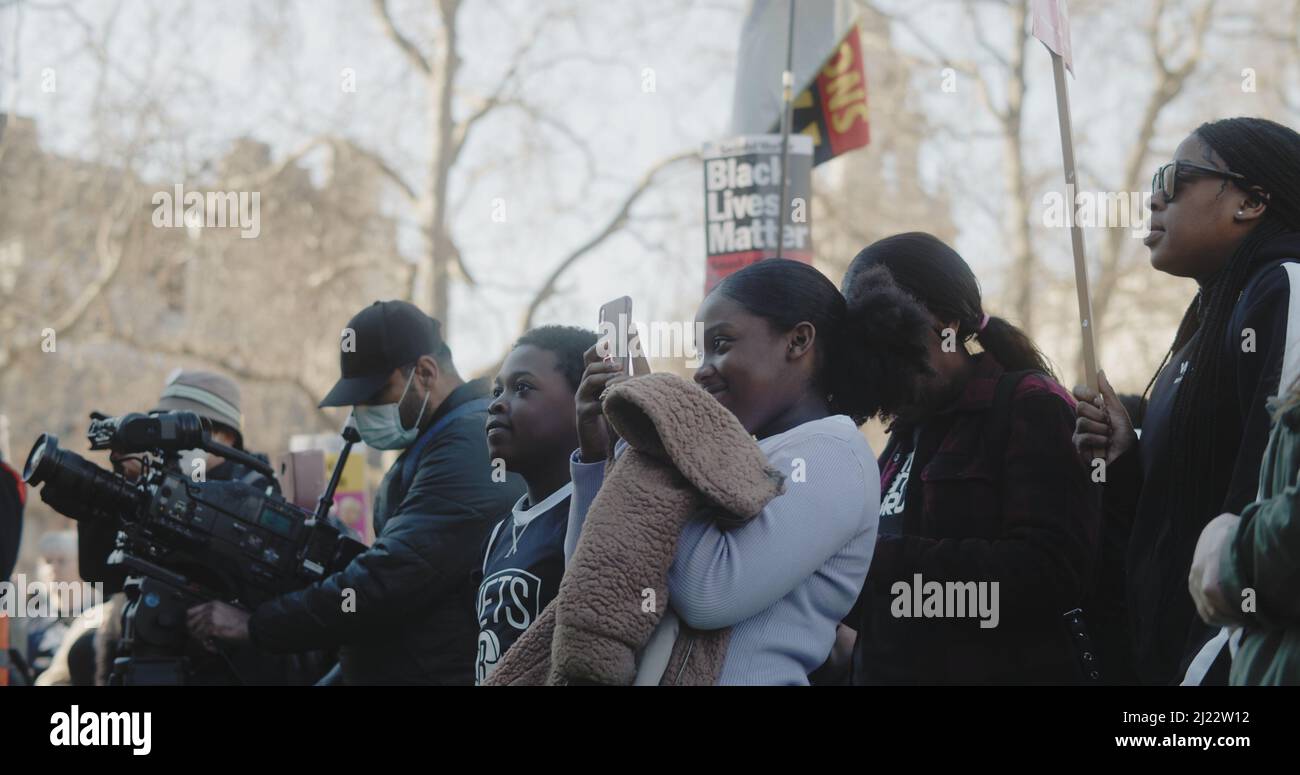 London, Großbritannien - 03 19 2022: Zwei schwarze Kinder bei einem Protest auf dem Parliament Square, zur Unterstützung von ‘Child Q’, für den jährlichen ‘Marsch gegen Rassismus’. Stockfoto