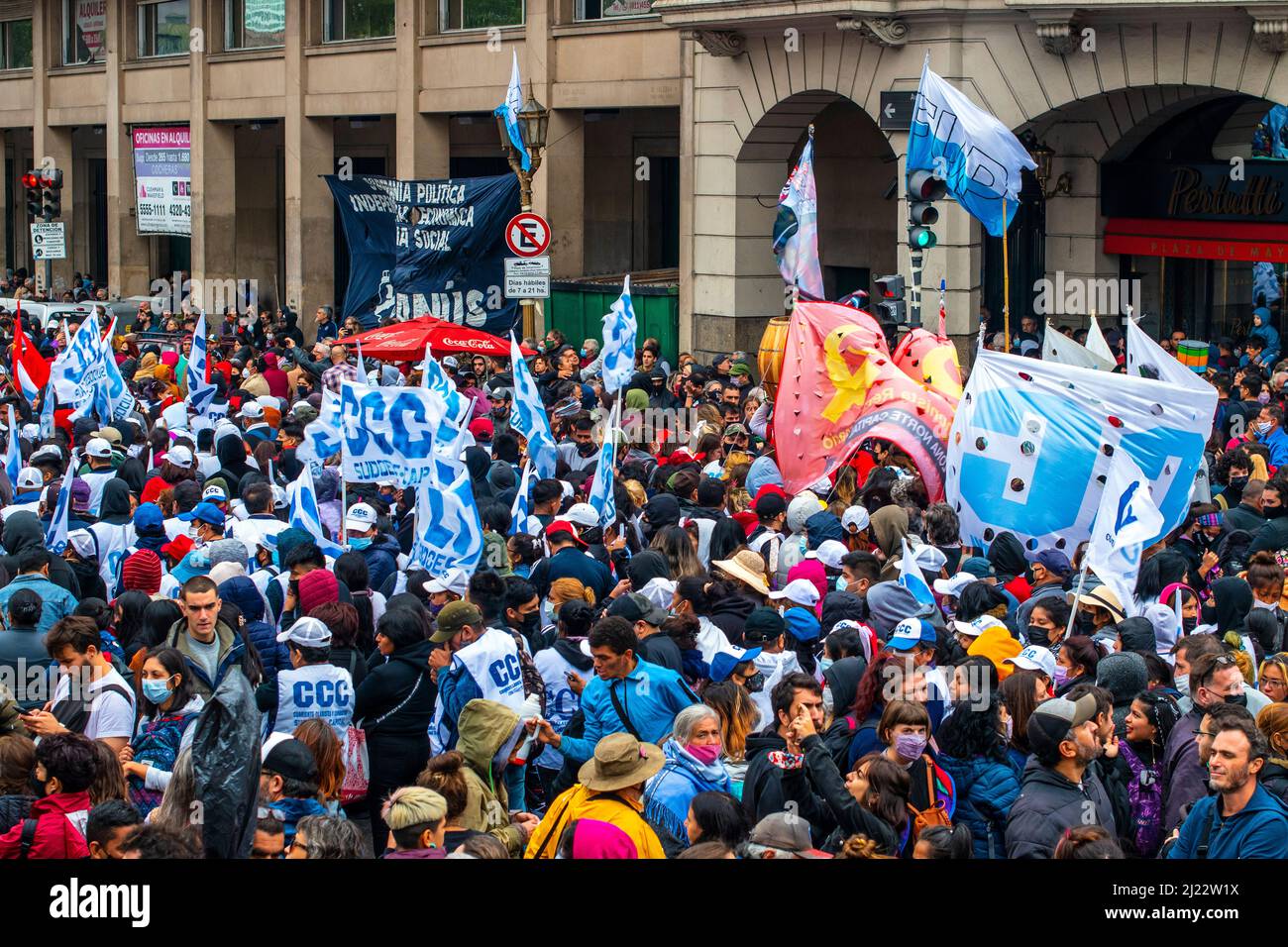 März zum Memorial Day. 46 Jahre nach dem Putsch der zivil-militärischen Diktatur in Argentinien werden Erinnerung, Wahrheit und Gerechtigkeit gefordert. Stockfoto