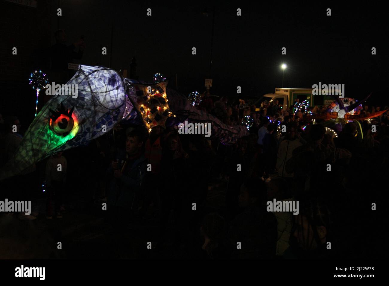 Die Prozession beim Harwich Illuminate Festival 2022, bestehend aus bunten Darstellungen verschiedener Meereslebewesen Stockfoto
