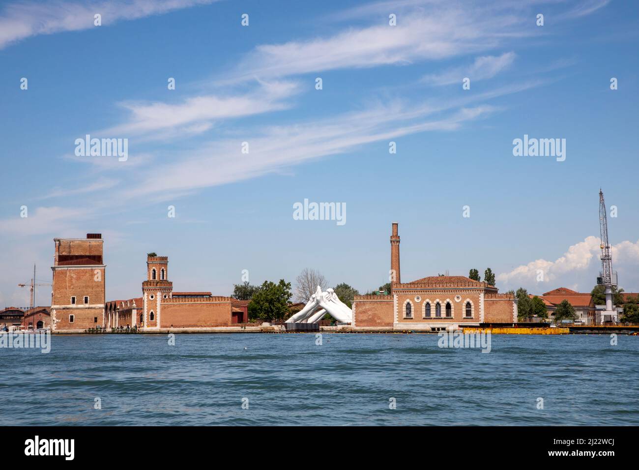 Venedig, Italien - 1. Juli 2021: Lorenzo Quinns große Steinhände repräsentieren die universellen Werte der Menschheit auf der Kunstbiennale in Venedig, Italien. Stockfoto