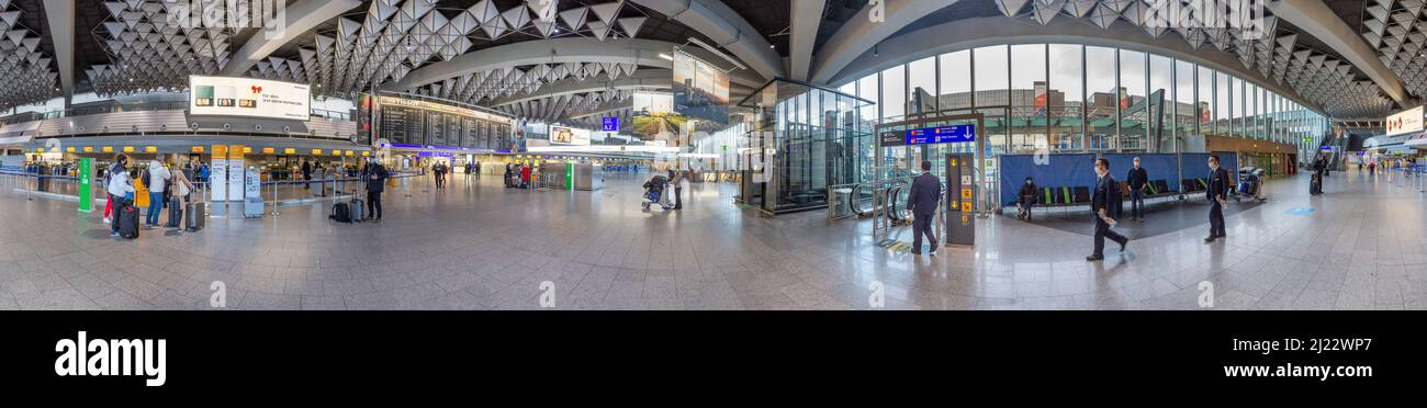 Frankfurt, Deutschland - 7. Februar 2022: Die Leute eilen zum Gate im internationalen Flughafenterminal in Frankfurt. Stockfoto