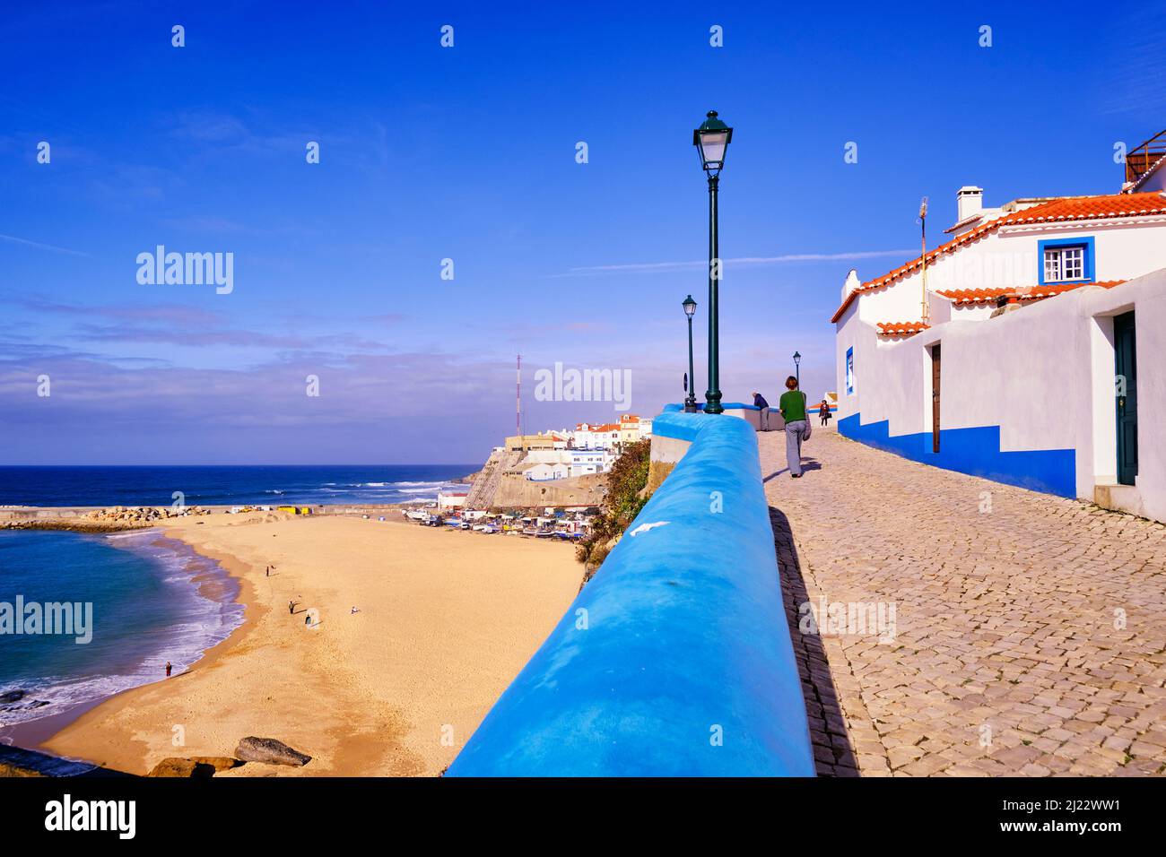 Der Strand und das Dorf Ericeira mit Blick auf den Atlantischen Ozean. Portugal Stockfoto