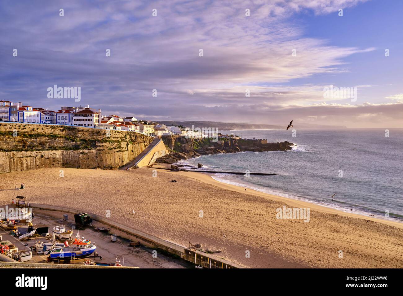 Der Strand und das Dorf Ericeira mit Blick auf den Atlantischen Ozean. Portugal Stockfoto