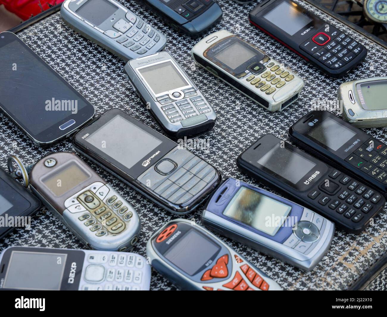 Voronesch, Russland - 10. Oktober 2020: Verkauf alter Handys auf einem Flohmarkt Stockfoto