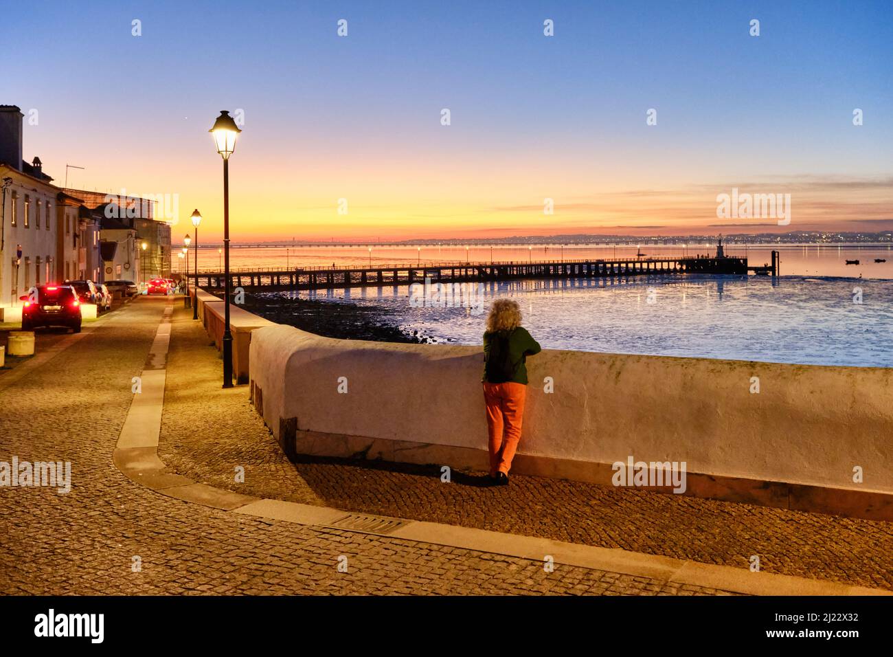 Das traditionelle Fischerdorf Alcochete, das sich entlang des Flusses Tejo erstreckt und gegenüber Lissabon liegt. Portugal Stockfoto