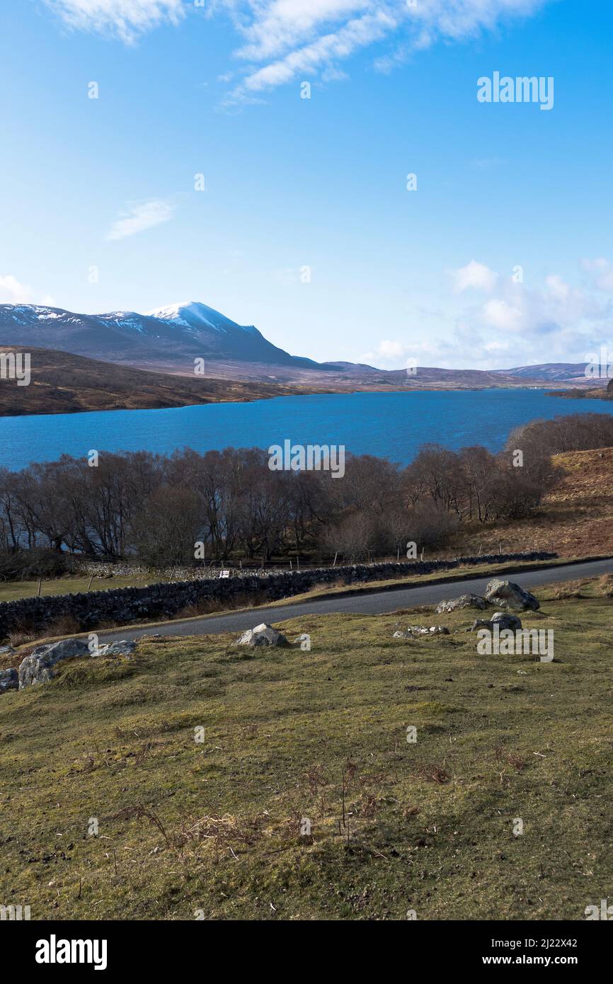 dh Loch Naver STRATHNAVER SUTHERLAND Strath Naver Countryside Road Ben Klibreck Berg malerische landschaft schottlands berge im schottischen Hochland B873 Stockfoto