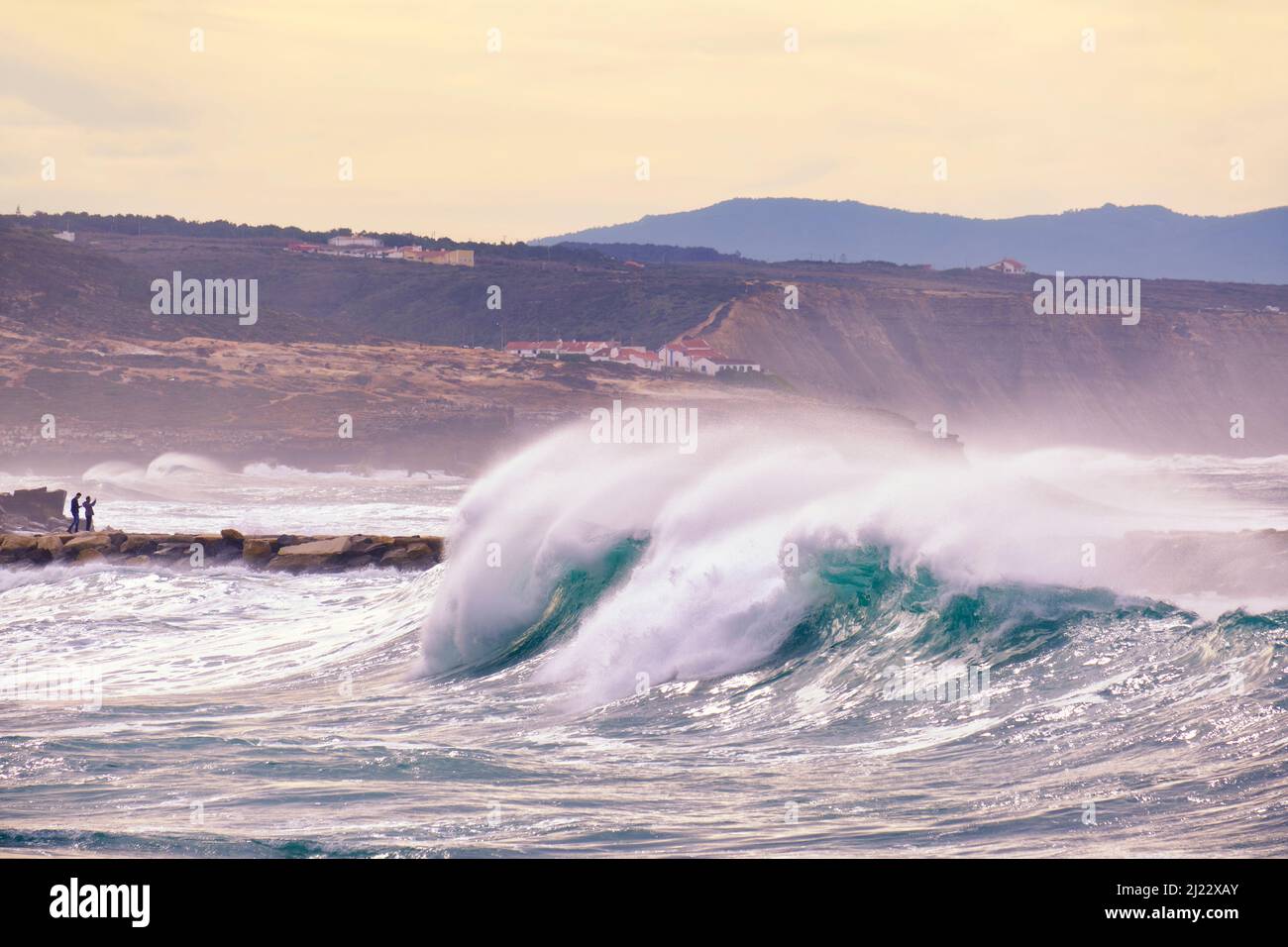 Ein stürmisches Meer bei Ericeira, Portugal Stockfoto