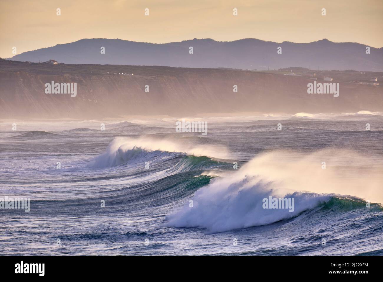 Ein stürmisches Meer bei Ericeira, Portugal Stockfoto