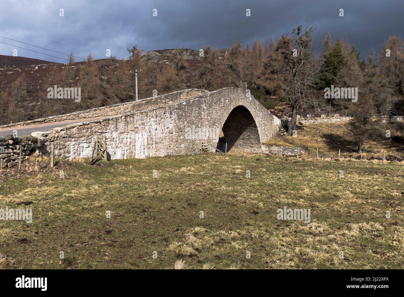 dh Gairnshiel Bridge Glen GAIRN ABERDEENSHIRE schottischer Stein Buckelbrücken Schottland Buckel Straße A939 Glengairn Stockfoto