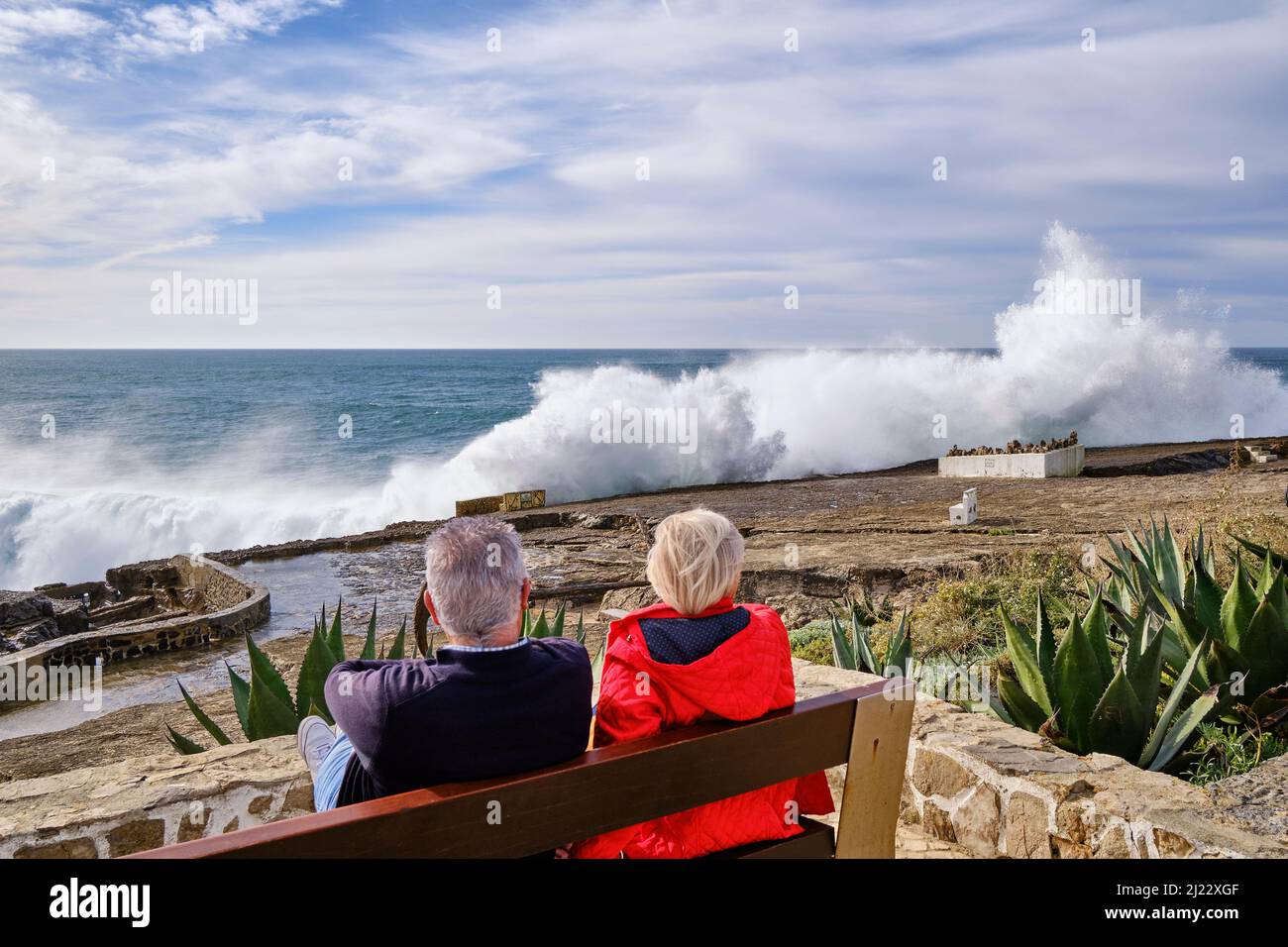 Ein Paar genießt den Blick auf die Wellen. Ericeira, Portugal Stockfoto