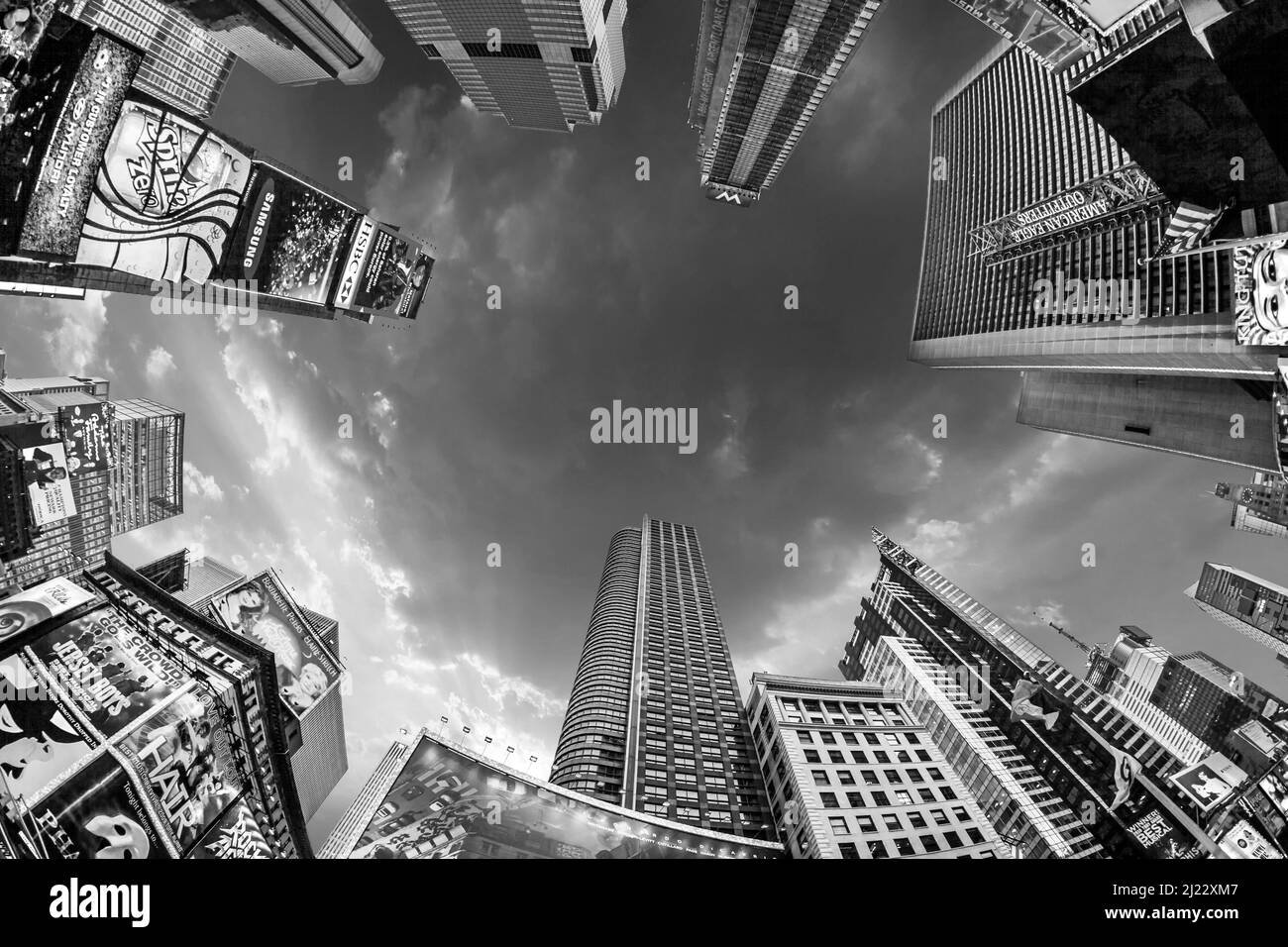 New York, USA - 8. Juli 2010: Der Times Square, mit Broadway-Theatern und einer riesigen Anzahl von LED-Schildern, ist ein Symbol von New York City und den Vereinigten Staaten Stockfoto