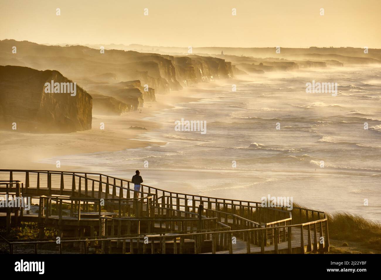 Gehweg auf den Klippen des Strandes von Foz do Arelho. Caldas da Rainha, Portugal Stockfoto
