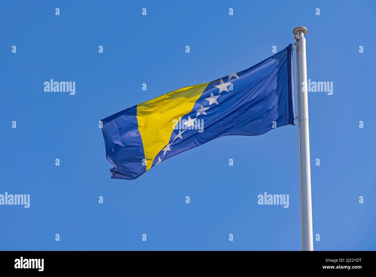 Offizielle Flagge von Bosnien und Herzegowina Land Blue Sky Stockfoto