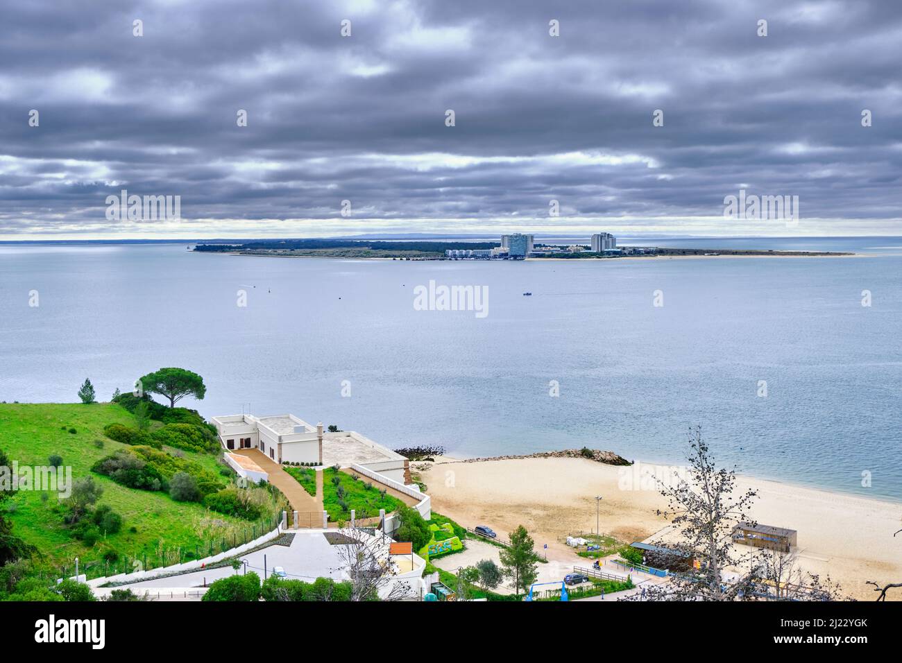 Der Strand von Albarquel mit der Festung aus dem 17.. Jahrhundert. Die Halbinsel Tróia am anderen Ufer der Sado-Mündung. Setubal, Portugal Stockfoto
