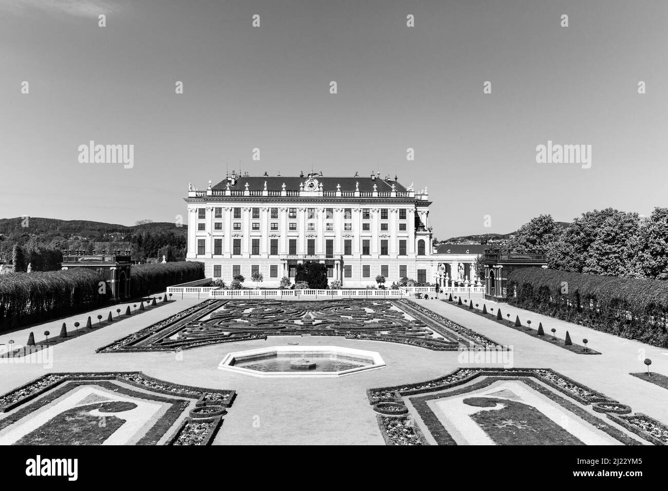 Wien, Österreich - 24. April 2015: Schloss Schönbrunn mit Blick auf den Prinzen Garten in Wien, Österreich. Die ehemalige kaiserliche Sommerresidenz ist Viennas Most Stockfoto