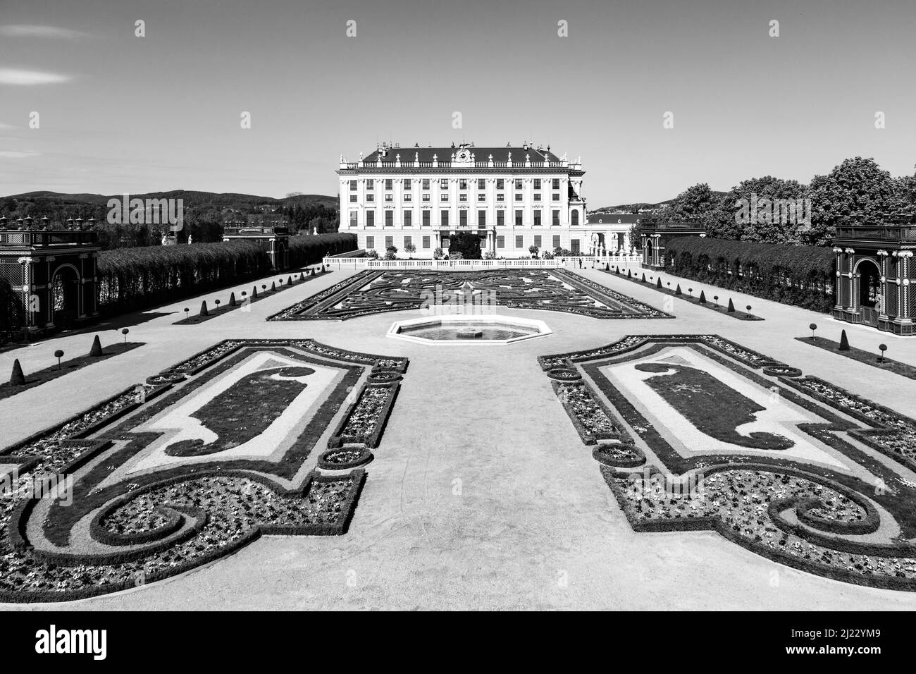 Wien, Österreich - 24. April 2015: Blick auf den Garten in Wien, Österreich. Die ehemalige kaiserliche Sommerresidenz ist Viennas meistbesuchte Touristenattraktion. Stockfoto